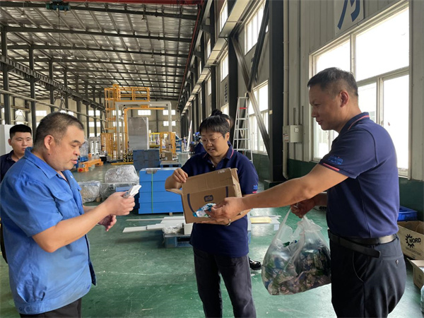 深藍自動纏繞包裝機廠家為一線員工“送清涼”