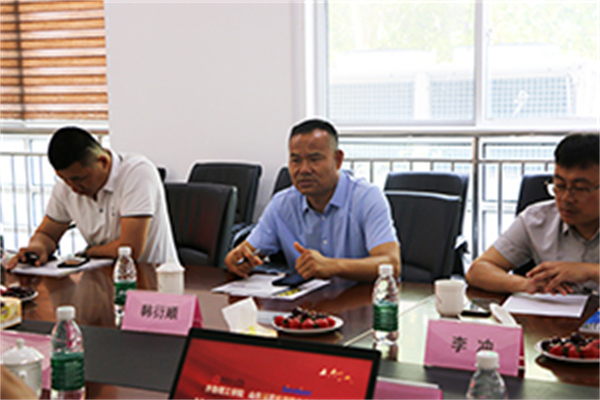 齊魯理工學(xué)院與山東深藍機器股份有限公司舉行校企合作簽約暨授牌儀式 齊魯理工學(xué)院與山東深藍機器股份有限公司舉行校企合作簽約暨授牌儀式