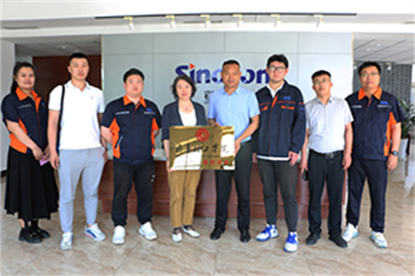 齊魯理工學(xué)院與山東深藍機器股份有限公司舉行校企合作簽約暨授牌儀式 齊魯理工學(xué)院與山東深藍機器股份有限公司舉行校企合作簽約暨授牌儀式